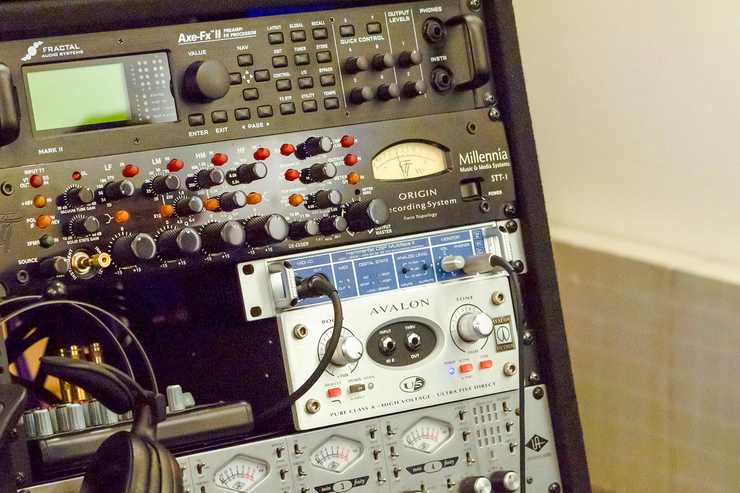 Multifaceを中心にセッティングされた 伊藤氏のラック