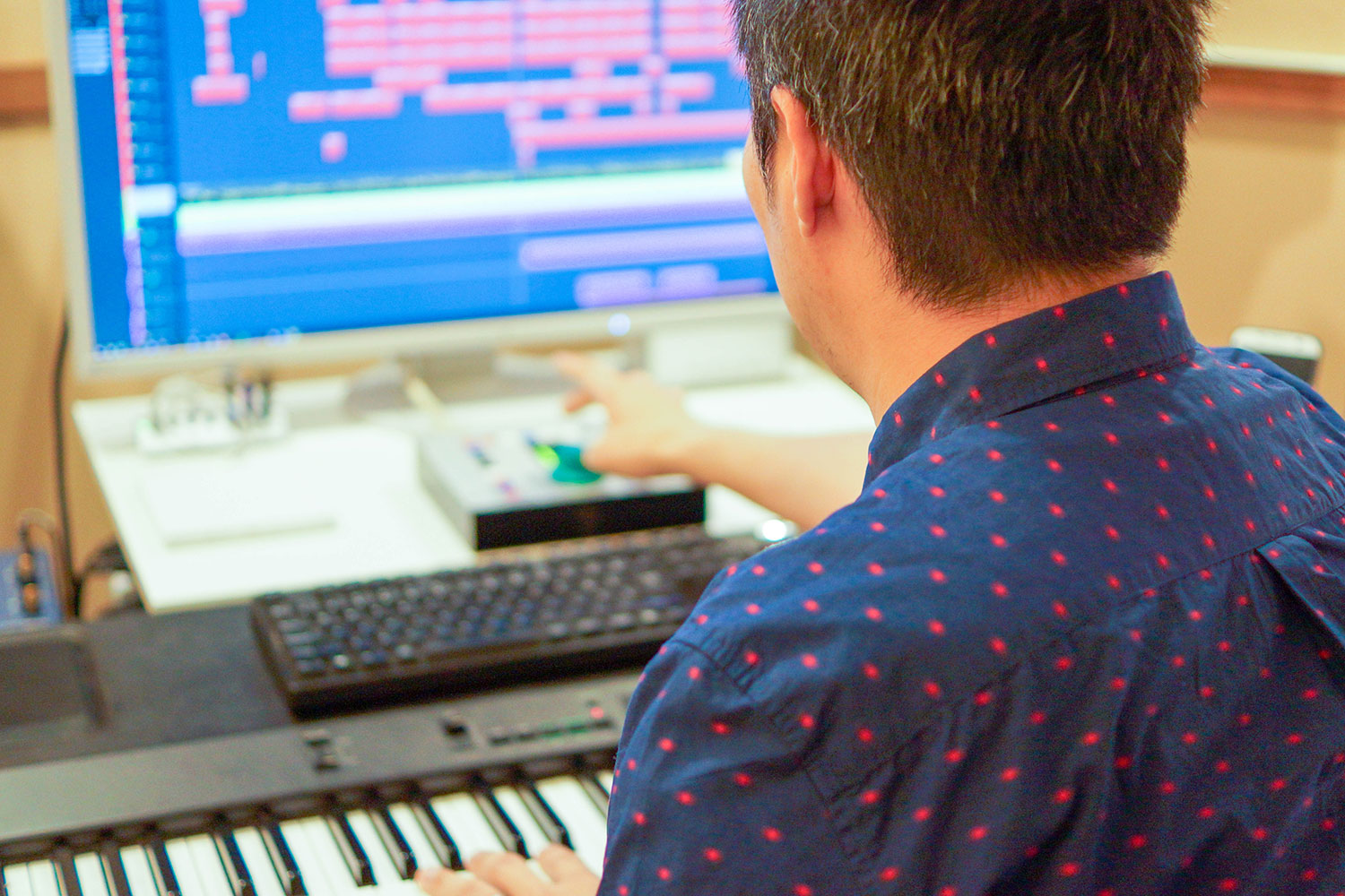 制作中の中西氏