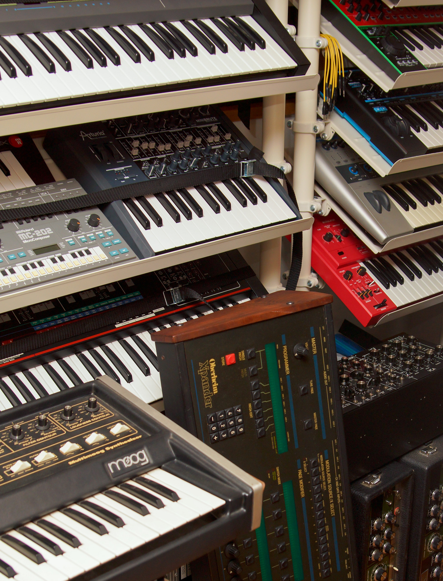 スタジオ内のシンセサイザー群