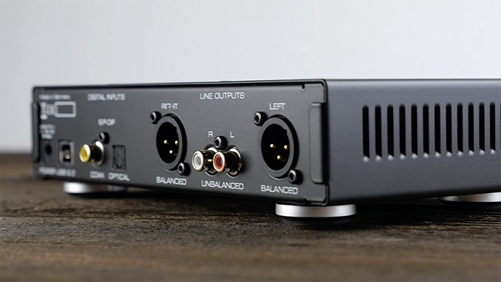 ADI-2 DAC FSの出力端子