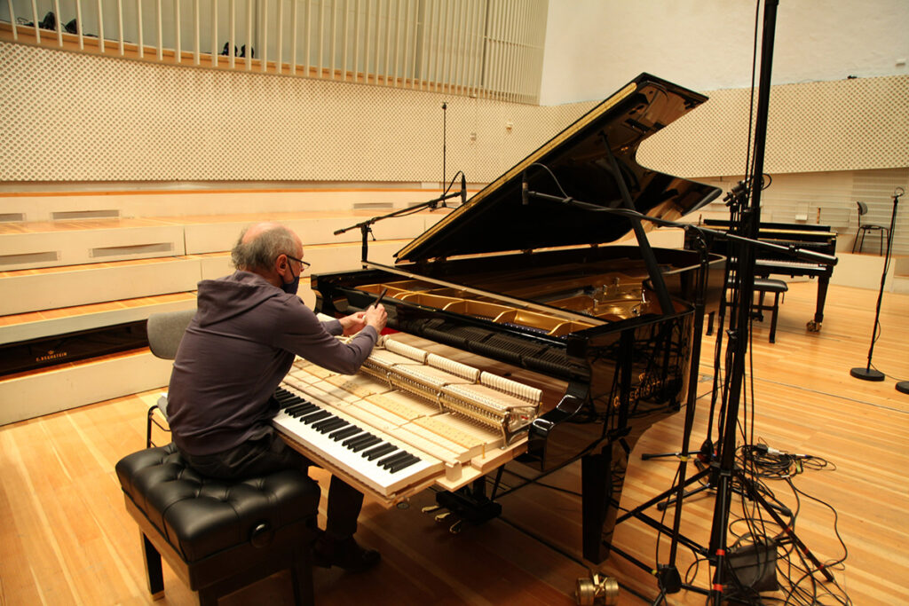 ゲルト・フィンケンシュタイン氏ら2名の調律師がピアノの調律を担当