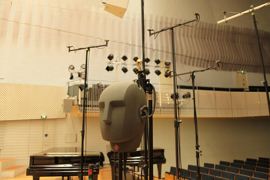 ダミーヘッドマイク NeumannKU100と、その後ろにアンビソニックスマイク Sennheiser AMBEO VR MICを設置