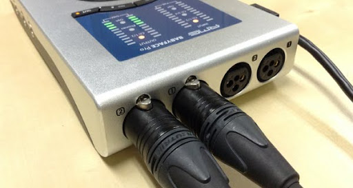 Babyface Pro FS出力端子にオーディオ・ケーブルを接続