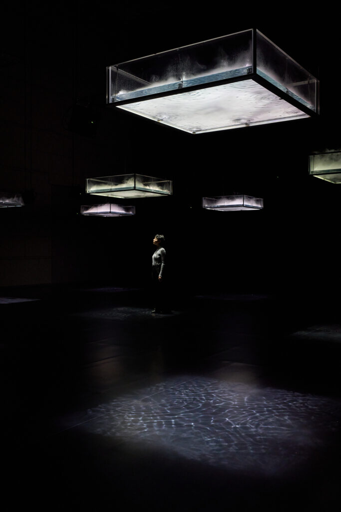 「坂本龍一｜音を視る 時を聴く」東京都現代美術館、2024年 坂本龍一＋高谷史郎《LIFE–fluid, invisible, inaudible...》2007　©2024 KAB Inc.　 撮影：丸尾隆一