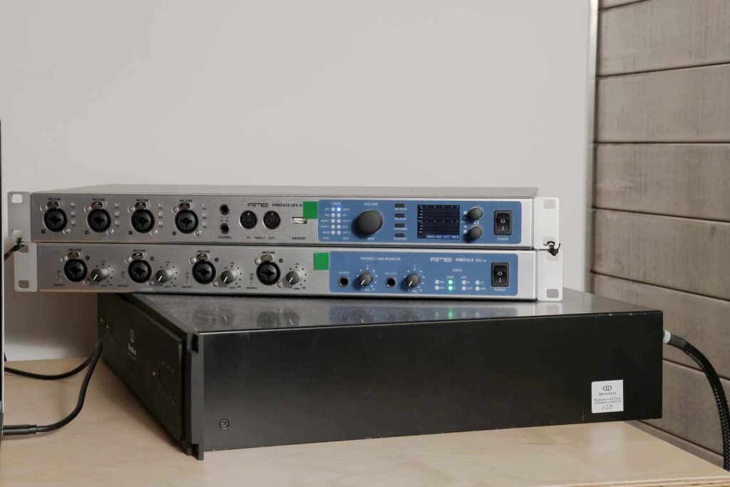 《async–immersion tokyo》では、RMEのFireface UFX IIIをオーディオ・インターフェイスとして、RMEのFireface 802 FSをDAコンバーターとして使用しています。