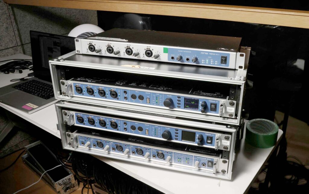 「坂本龍一｜音を視る 時を聴く」ではほとんどの展示でRMEを使用している。《LIFE–fluid, invisible, inaudible…》ではRME Fireface 800をオーディオインターフェイス、Fireface UFX、Fireface 802 FSをDAコンバーターとして3台使用。