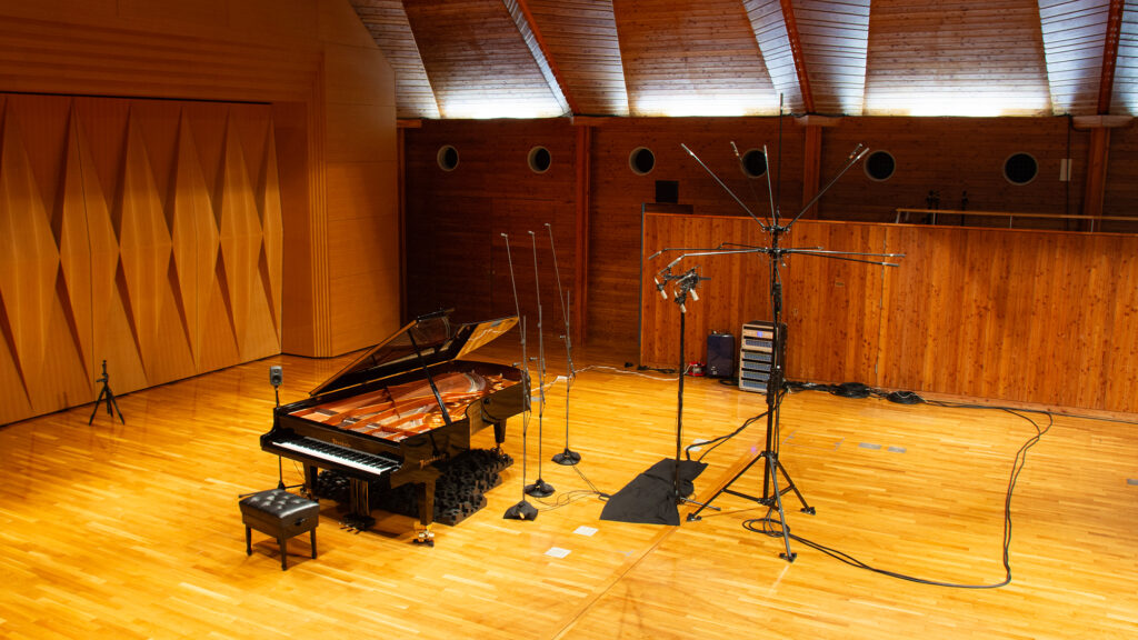 ピアノの前には、ミッドレイヤーおよびハイレイヤー×3セットのマイクを配置し、その後方にはヘプタ・ペンタゴンアレイを設置。