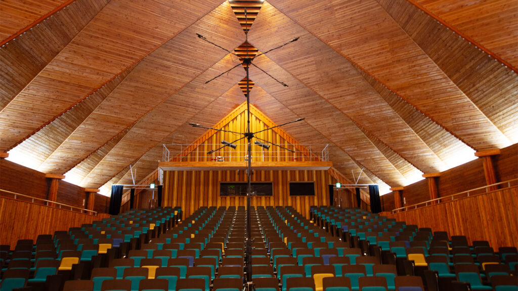 客席にそびえ立つアンビエンス・ツリー。トップ1chはNEUMANN KM D 184、ミッド/ハイの各4chはKM D 143を使用。