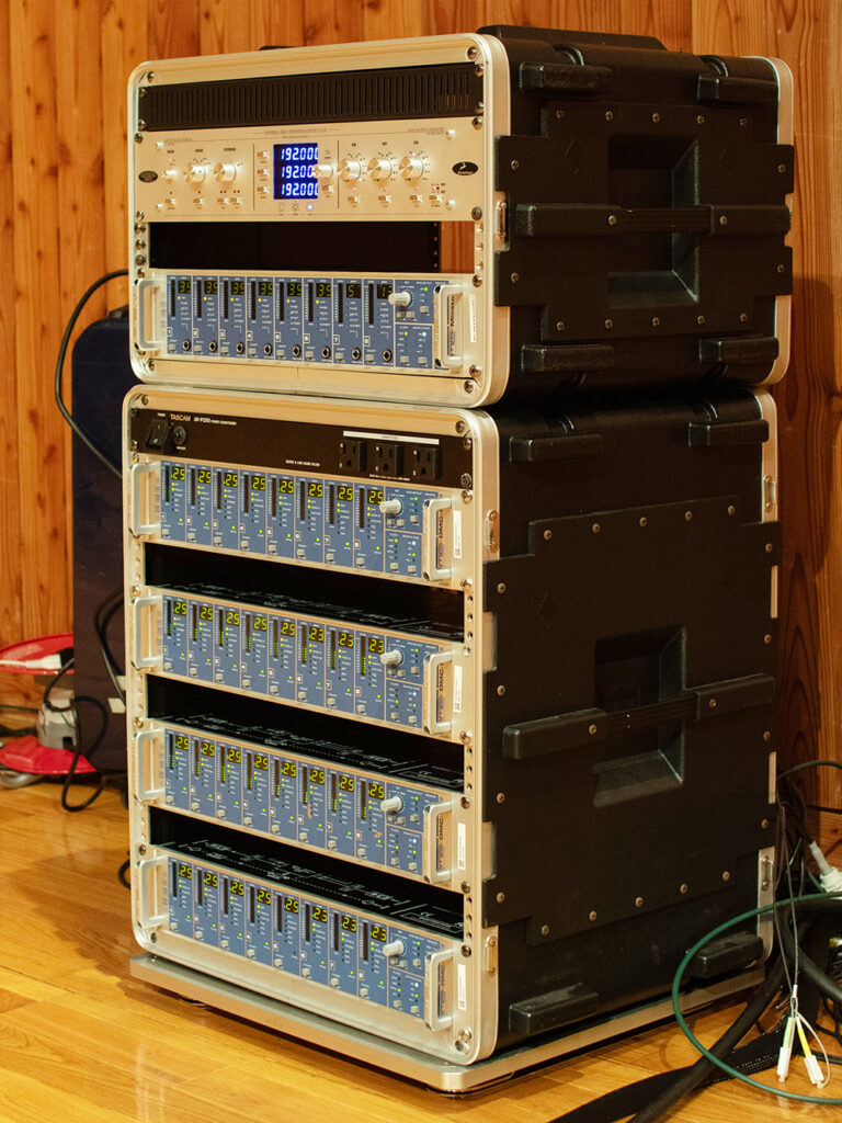 デジタルマイク用にマイク・プリアンプDMC-842を4台使用。