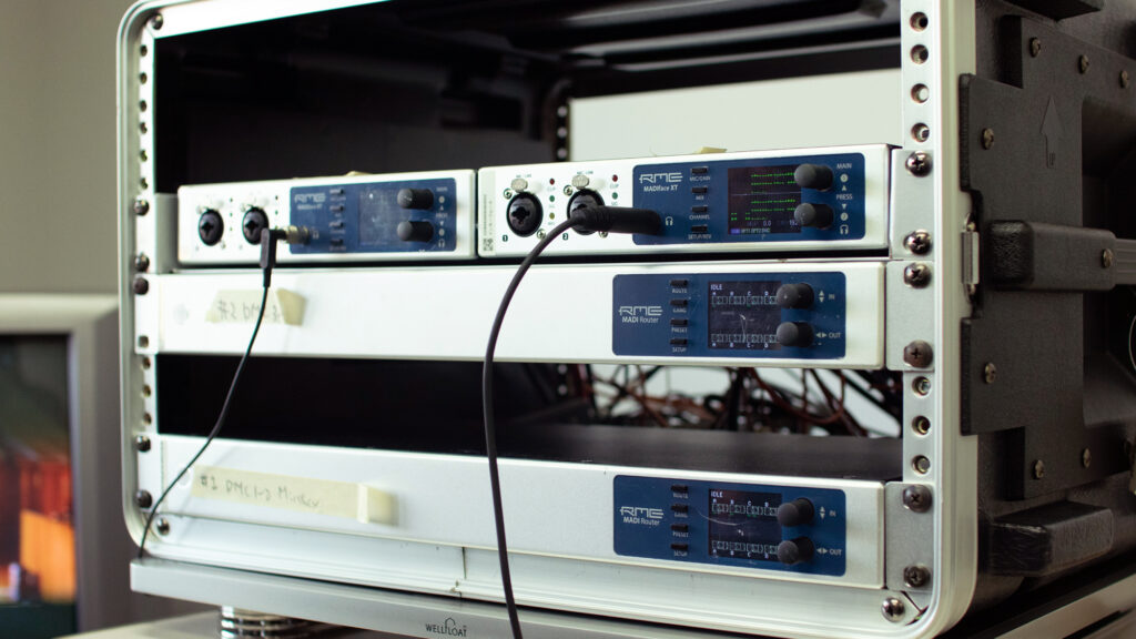 上部 オーディオ・インターフェイス RME MADIface XT、下部 ルーティング RME MADI Router