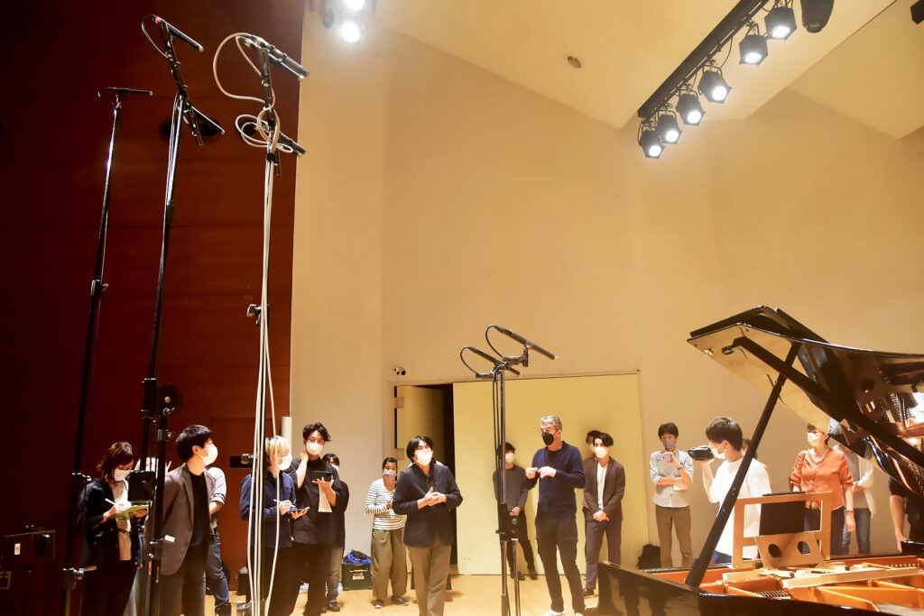 ステージ上でマイクのアレンジや録音アプローチについて語るフローリアン氏