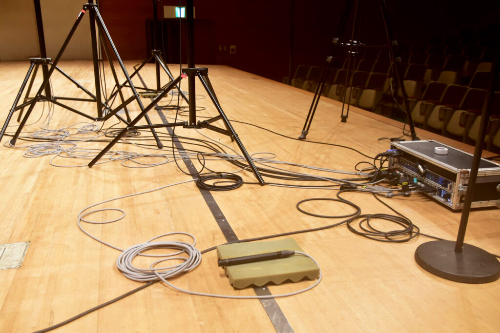 ステージの床に置かれたDPA4011