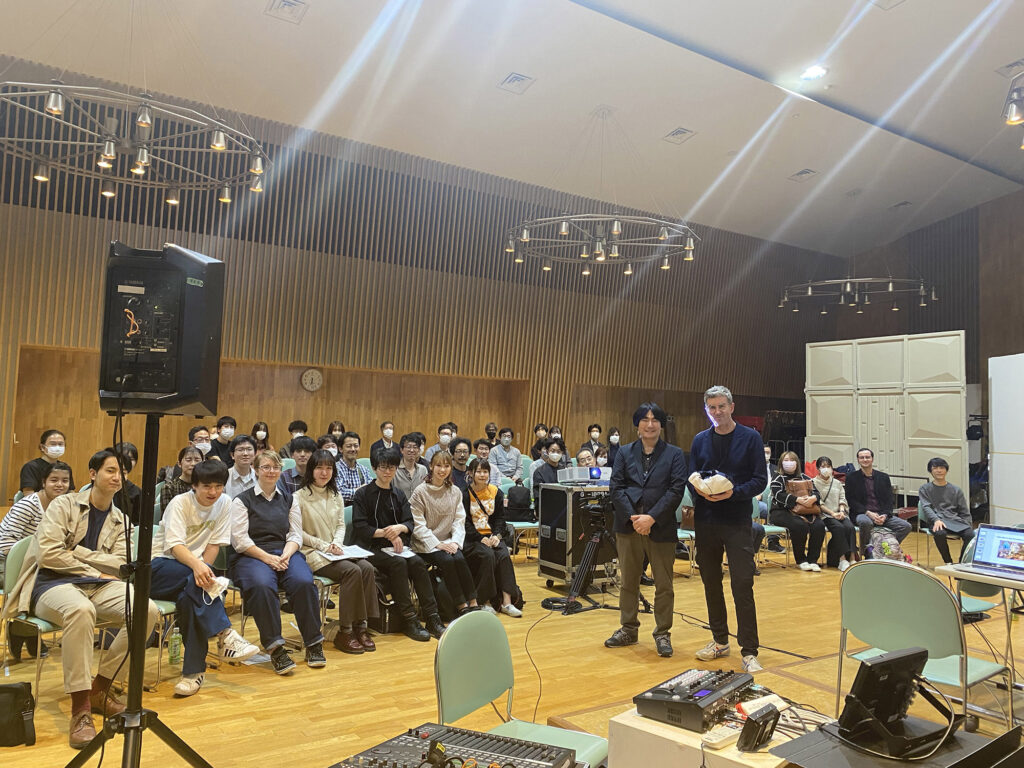 ワークショップの最後に熱い抱擁を交わすフローリアン氏と長江氏