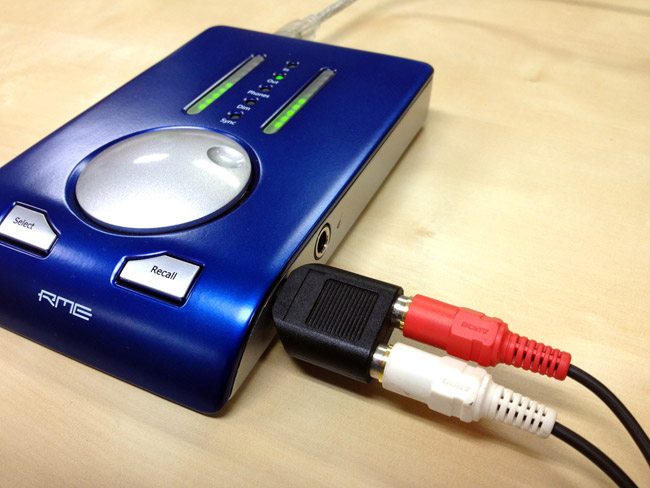 1/4インチ・ステレオ・フォンプラグとL/RのRCA端子を変換するケーブルや変換アダプターを使用