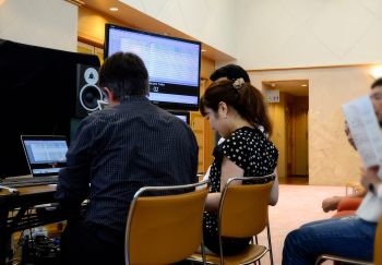 ディレクションするヒンツ氏