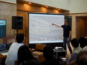 マイキングのポイントについて解説するシュミット氏