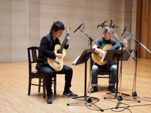 山下俊輔氏（左）を加えたデュオでのブラームス