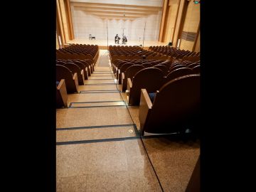 RMEがサポートしているMADIはマルチチャンネルを光ケーブルのシンプルなワイアリングで伝送可能（通路右）