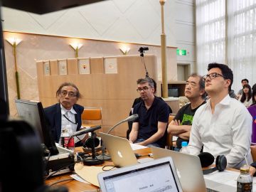 最初のテイクをホワイエのモニターで聴きながら、音の方向性について話し合う皆さん。左は「Nocturne」の作曲者で名古屋芸術大学教授の田中範康氏。