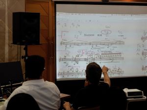 録音時に書き込んだスコアのリマークスを解説するシュミット氏