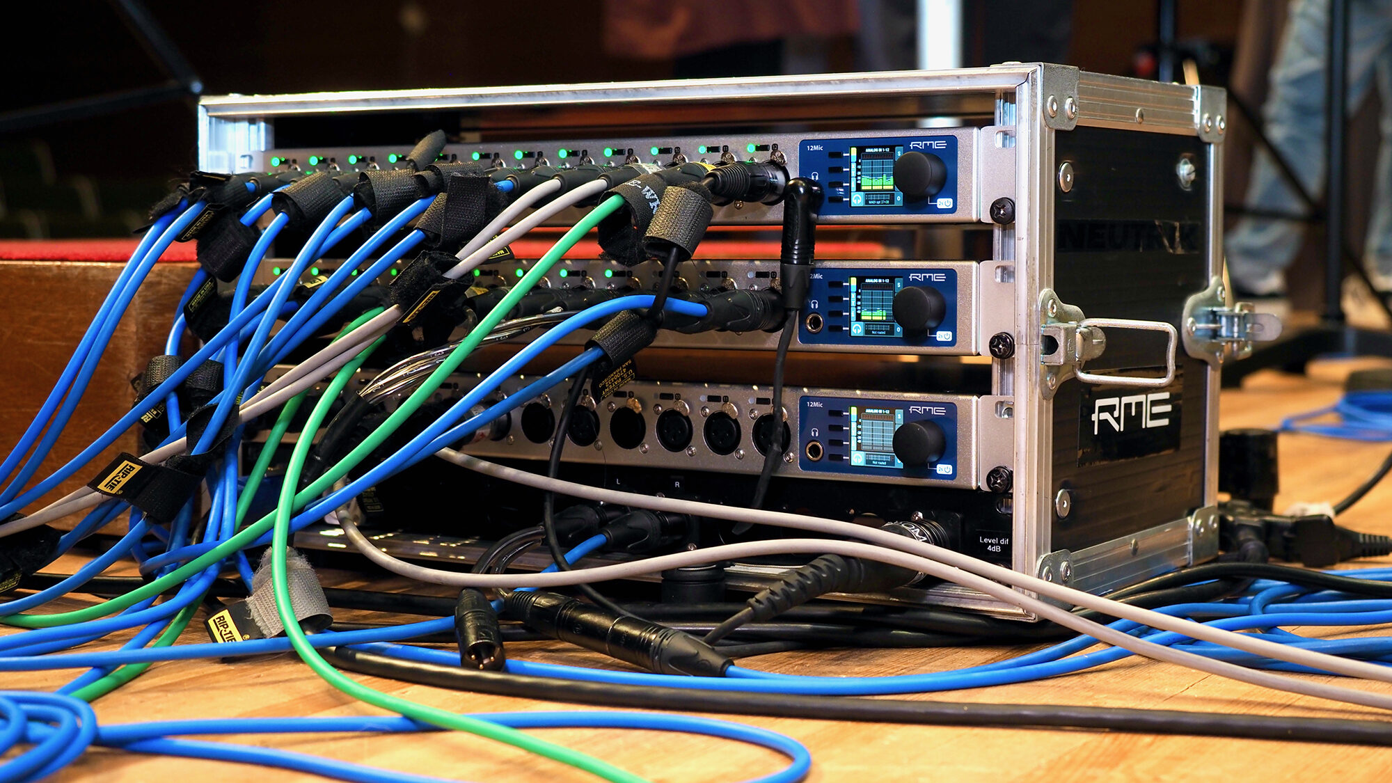 マイクは3台の12Micに集約され隣棟のMADIface XTへ接続