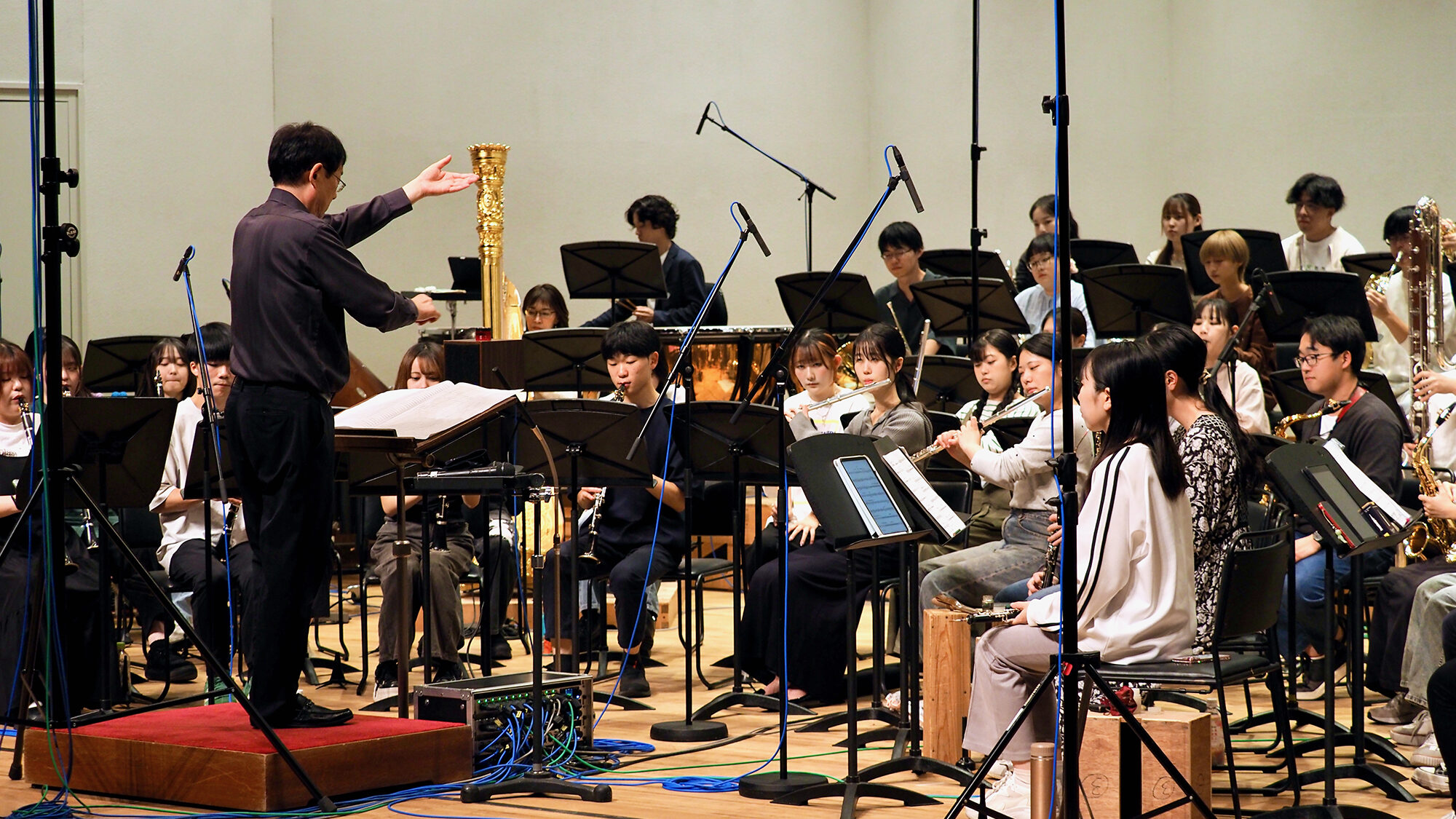 ロビー隣棟の音楽講堂にて収録