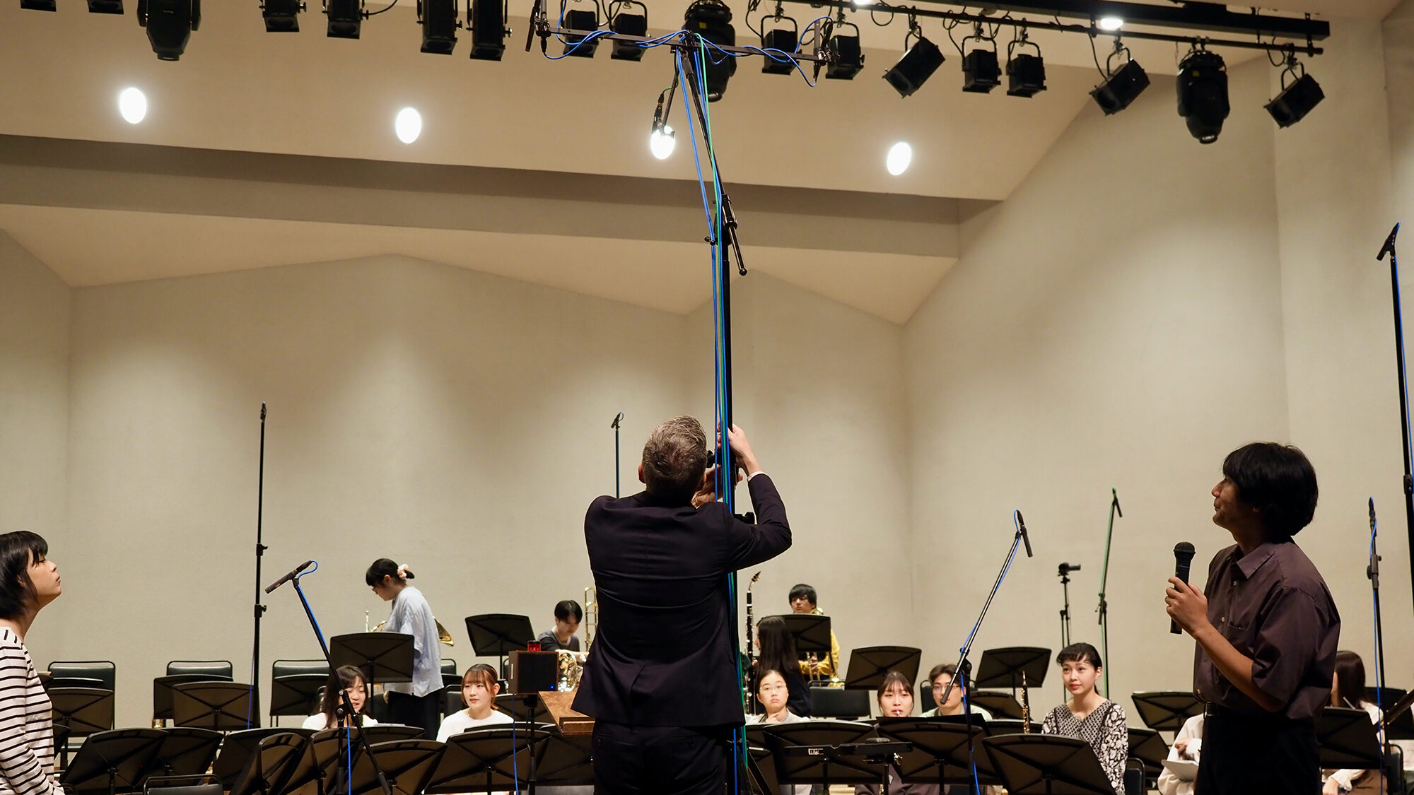 マイクアレイを調整するシュミット氏