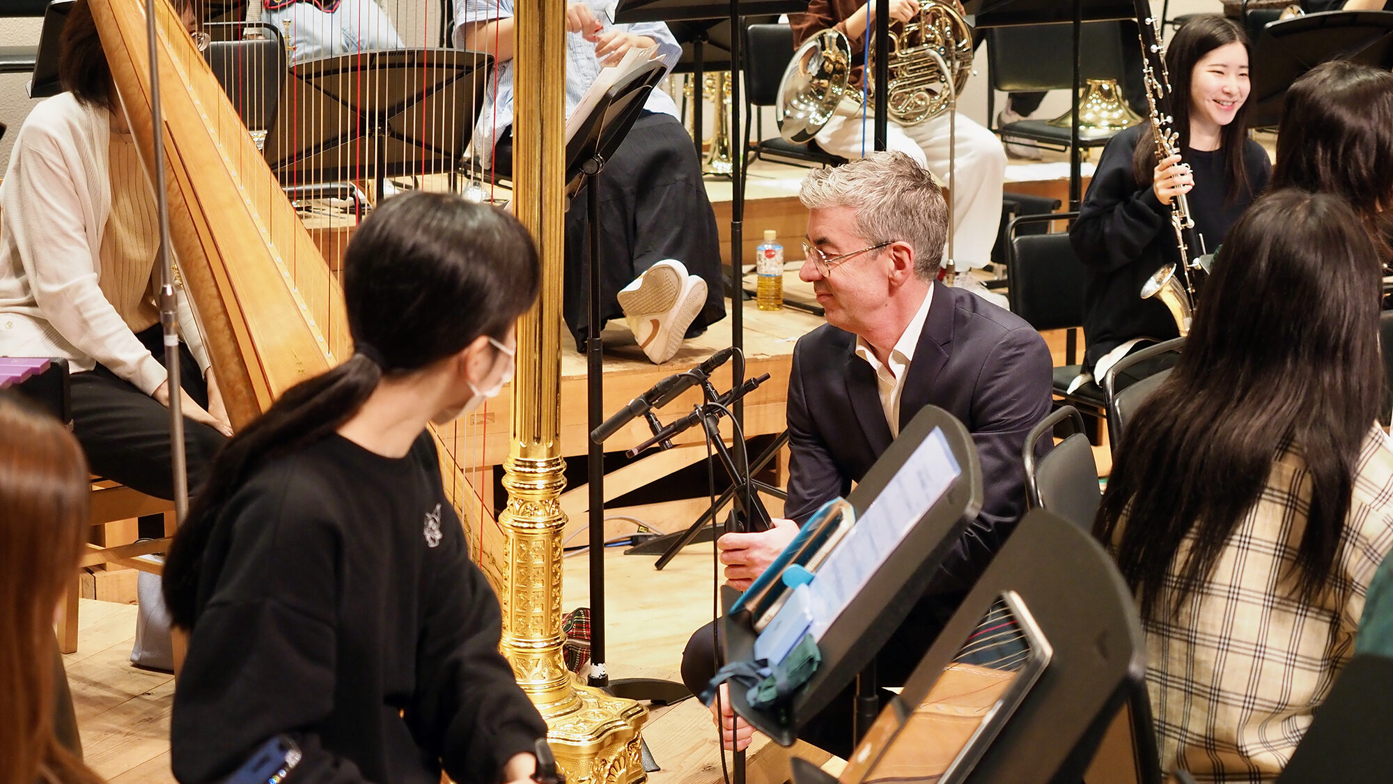 マイクやスポットマイクを設置する様子