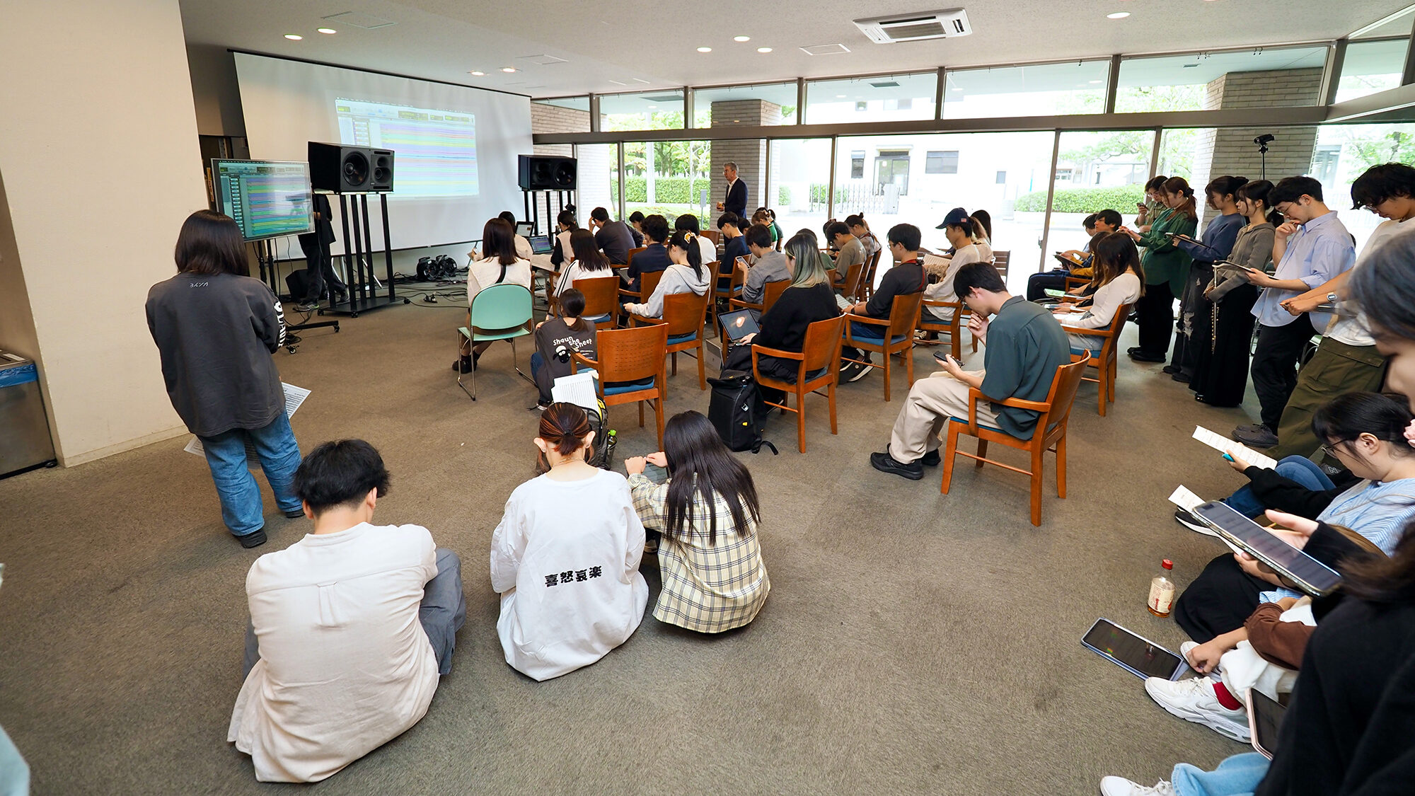 講義形式のため、ロビーをコントロールルームとして使用し、ステレオモニターと編集状況を確認できるモニターを設置。