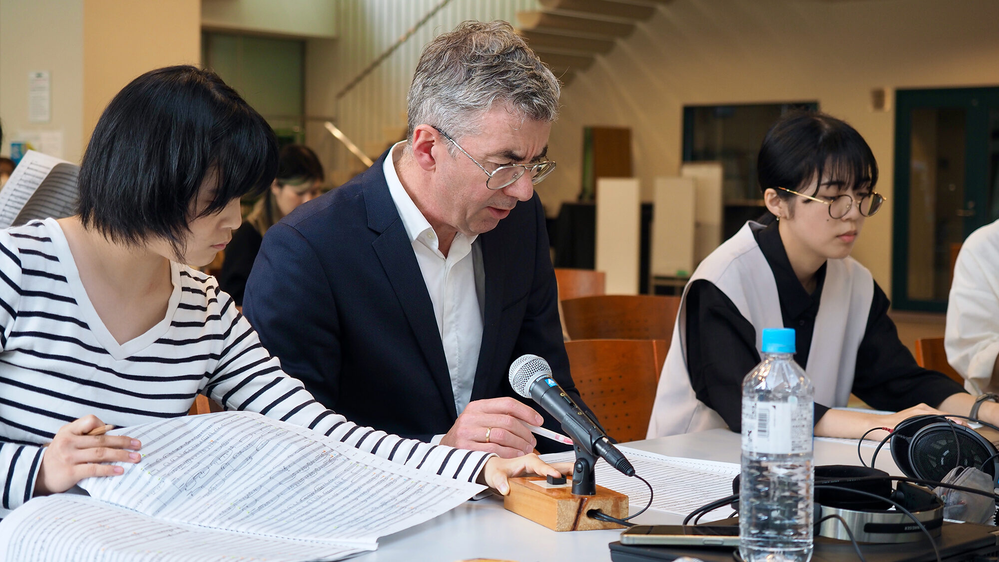 演者とトークバックでコミュニケーションをとりながら録音を進める